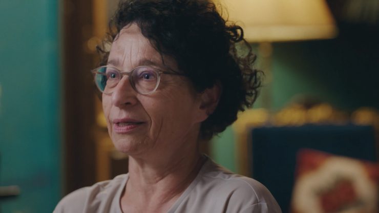 Eine Frau blickt nach links.