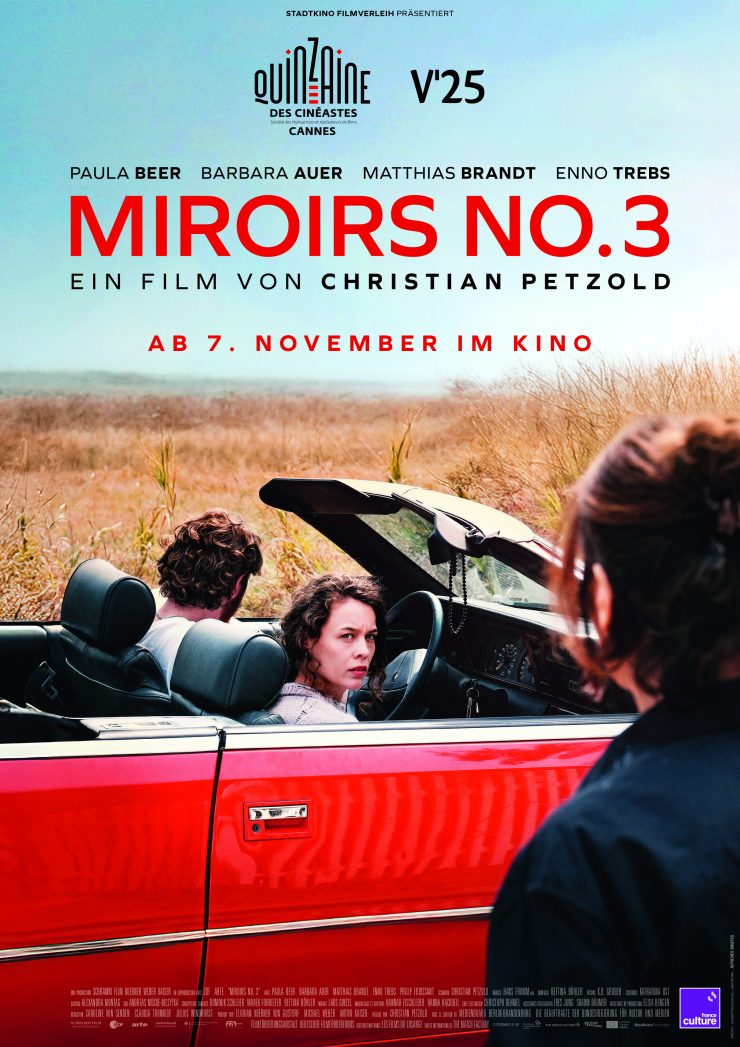 Filmplakat zu 'Miroirs No.3' : Roter Cabrio mit zwei Personen, eine davon mit lockigem Haar, im offenen Auto, im Vordergrund unscharfe Person mit Zopf, Hintergrund Feld und Himmel, Text mit Filmtitel 'Miroirs No.3' und Kinostart 'Ab 7. November im Kino'.