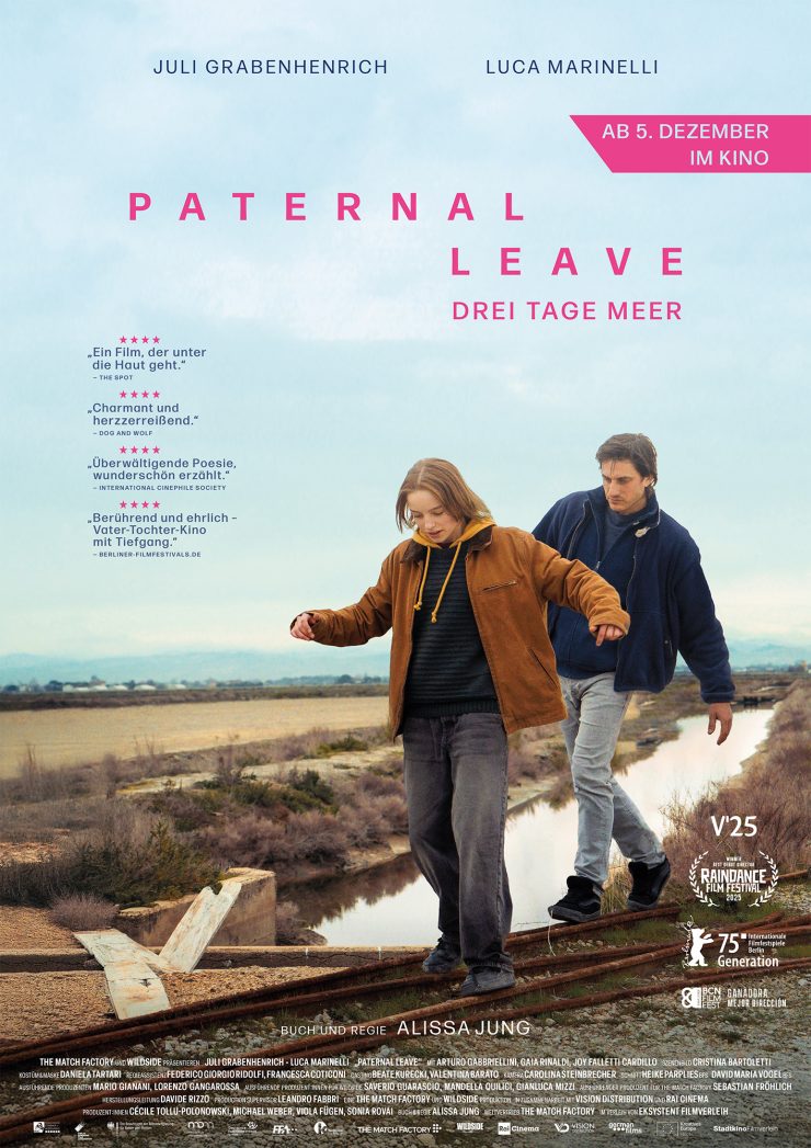 Filmplakat zu 'Paternal Leave - Drei Tage Meer': Ein Mädchen und ein mann gehen auf einem rostigen Bahngleis in einer offenen Landschaft, darüber der Filmtitel 'Paternal Leave Drei Tage Meer' und weitere Filminformationen.