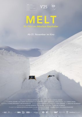 Filmplakat zu 'MELT' : Schneelandschaft mit zwei Schneefräsen, die einen Weg durch hohe Schneewände räumen, darüber Text mit Filmtitel 'MELT' und Kinostart 'Ab 21. November im Kino'.