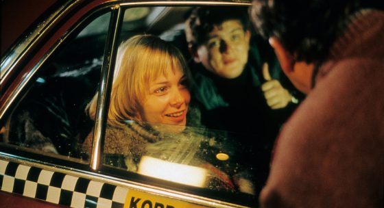 Klee, Paul Engel vom Stern, 1939, 1050 (c) VG Bild-Kunst, Bonn 2011 Film des Monats: August 2003 Lichter Regie: Hans-Christian Schmid Drehbuch: Hans-Christian Schmid BRD 2002 Ingo versucht mit allen Mitteln, seinen maroden Matratzenladen zu retten. Philip, der junge Architekt aus dem Westen, will die Beziehung zu seiner polnischen Freundin wieder aufnehmen. Antoni, der polnische Taxifahrer, bemüht sich verzweifelt, Geld für das Kommunionkleid seiner Tochter aufzutreiben. Die ukrainische Flüchtlingsfamilie, die er gegen ein kleines Entgelt bei sich aufnimmt, wird von einem Schlepper betrogen. Auch Sonja, die deutsche Dolmetscherin, will einen Ukrainer in den Westen bringen. Diese und viele andere Geschichten erzählt Hans-Christian Schmid in seinem Film "Lichter", der links und rechts der Oder spielt, in Frankfurt und dem polnischen Slubice. Einige dieser Schicksale kreuzen sich, andere stehen für sich selbst. Schmid montiert die Episoden ineinander, nimmt Handlungsfäden auf, um sie lose zu verknüpfen oder einfach fallen zu lassen. Keine der Geschichten findet ein auch nur in Ansätzen versöhnliches Ende, sie bleiben so offen wie die Biografien der Personen, von denen sie berichten, und so unabgeschlossen wie die zeitgeschichtliche Entwicklung, in die sie eingebettet sind. Regisseur Schmid gelingt es, eine politische Umbruchsituation mit den existenziellen Nöten und Erfahrungen einzelner Menschen zu verweben - ohne diese Schicksale zu bloßen Exempeln eines historischen Augenblicks zu degradieren. Der Film reflektiert auf eine kunstvoll unspektakuläre Weise die Alltäglichkeit einer Ausnahmesituation - in einer Region, durch die sich nicht nur eine politische und ökonomische, sondern auch eine kulturelle und, vor allem, eine psychologische Grenze zieht. "Lichter" erzählt von der prägenden Kraft, die diese Barriere zwischen West- und Osteuropa für jeden Einzelnen besitzt - auf der einen wie auf der anderen Seite.