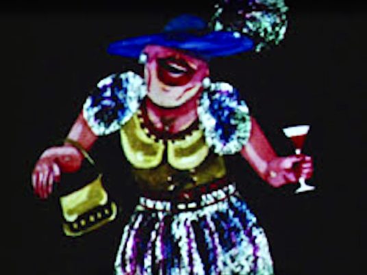 Karikatur einer lachenden Person mit blauem Hut, gelbem Kragen, buntem Kleid und Cocktailglas in der Hand.