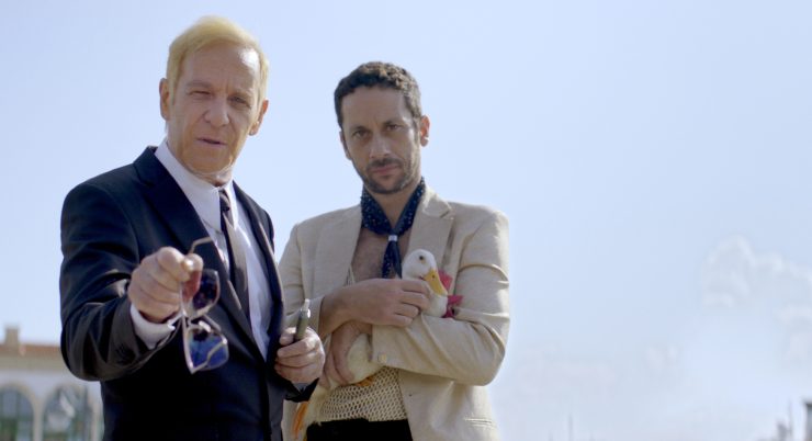 Zwei Männer im Anzug schauen Richtung Kamera.