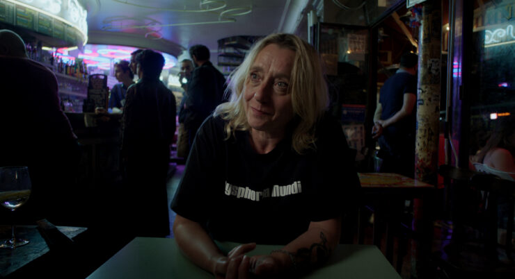 Eine Frau sitzt in einer Bar.