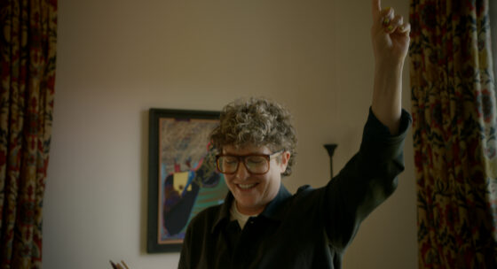 Eine Person streckt den Arm kämpferisch in die Luft.