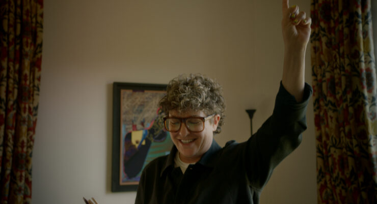 Eine Person streckt den Arm kämpferisch in die Luft.