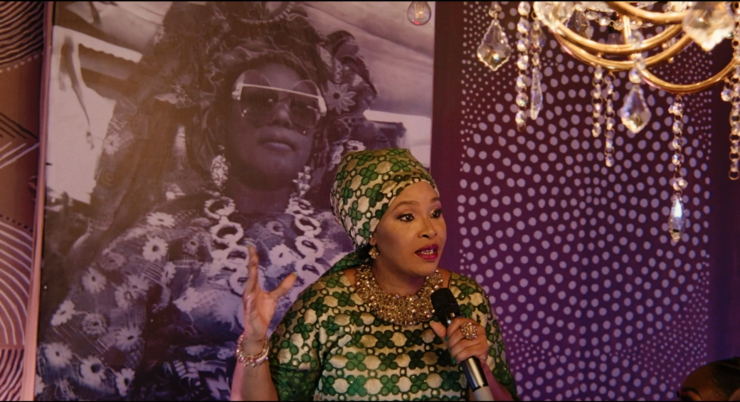 Still aus dem Film STOFF. Eine Frau hält ein Mikrofon.