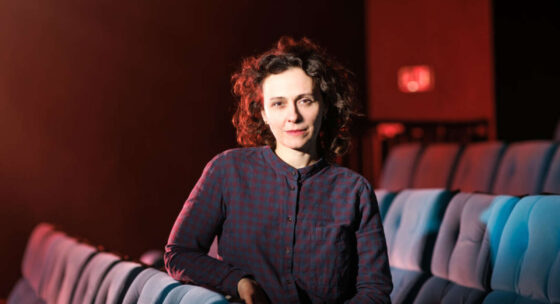 Regisseurin Isa Willinger in einem Kinosaal