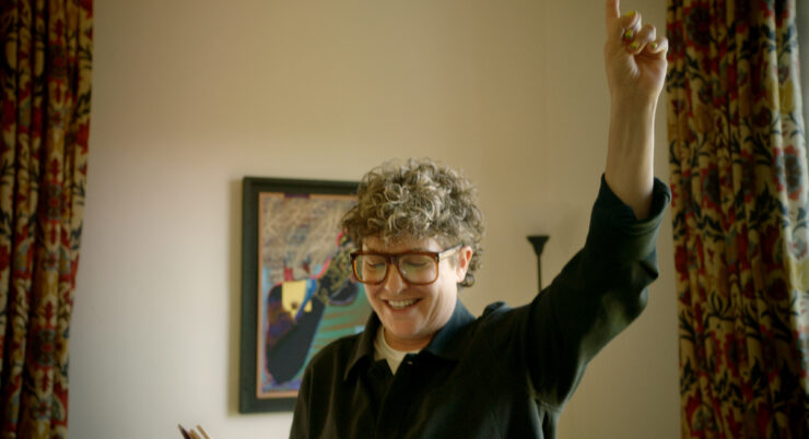 Eine Person streckt den Arm kämpferisch in die Luft.