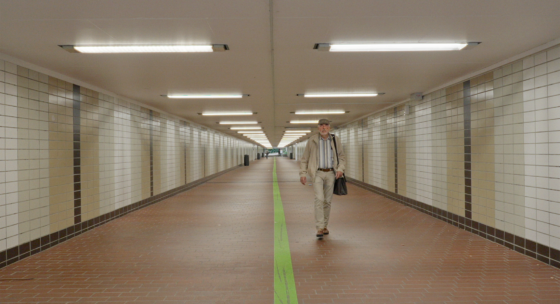 Still aus dem Film: Ein Mann geht entlang einer grünen Linie