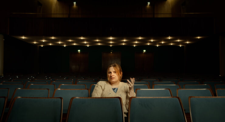 Natascha Strobl sitzt in einem Kinosaal