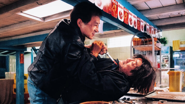 Zwei Männer in einem Raum, einer hält ein Messer an den Hals des anderen, der am Boden liegt